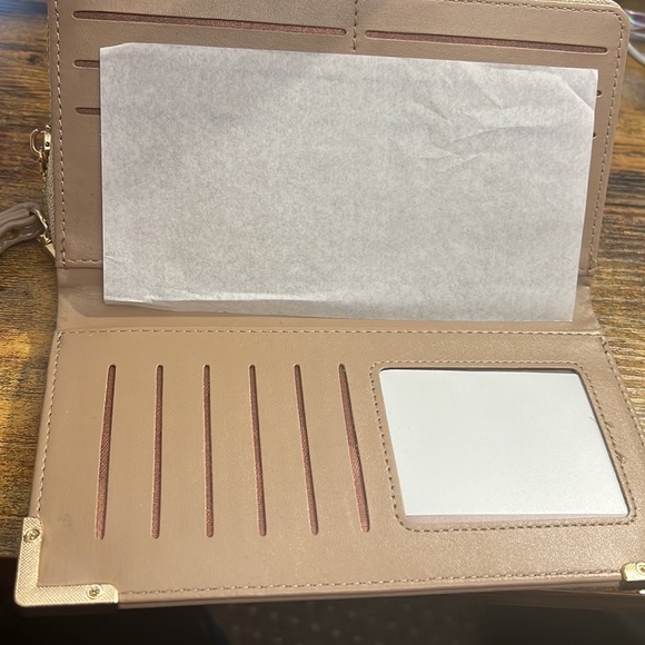 NWT WOMEN'S BIEGE CHIC UNLIMITED ZIP AROUND FRONT FLAP WALLET LEATHER WRISTLET - Picture 3 of 5